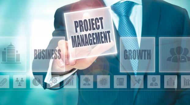 Zakenman selecteert 'project management' op een digitaal scherm